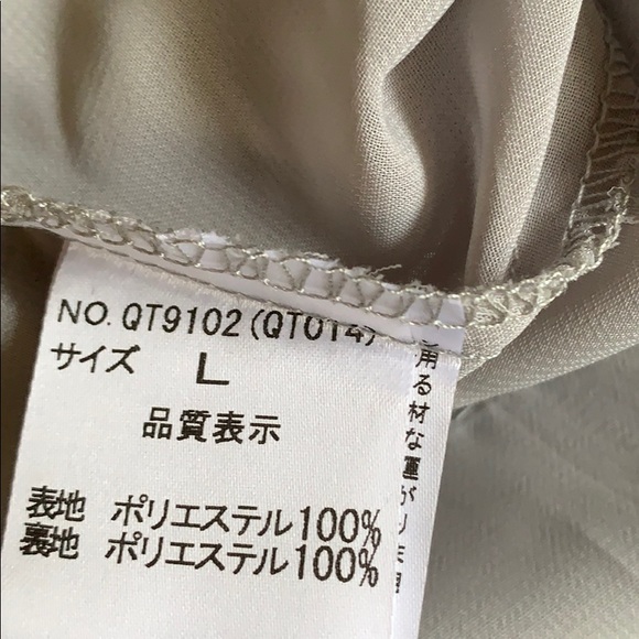 Blouse size L running smaller - Picture 6 of 6